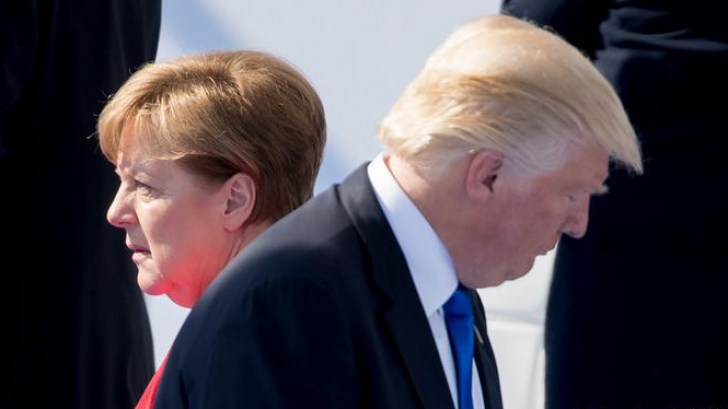 Trump a spulberat protocolul diplomatic la summitul NATO: ”Angela, trebuie să faci ceva”