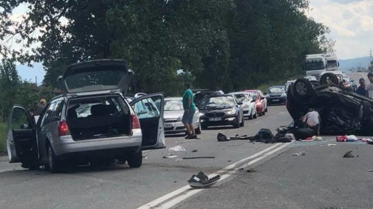TRAGEDIE pe şoselele din România. O persoană a murit şi şase au fost rănite într-un accident rutier 