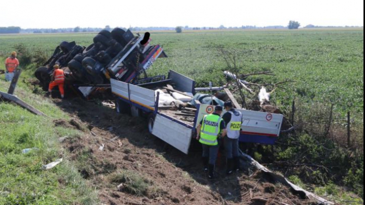 Şofer român, erou în Italia, după ce s-a răsturnat cu camionul în afara carosabilului