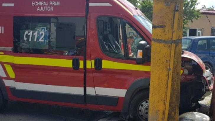 Ambulanță SMURD, implicată într-un accident rutier, în Constanța 