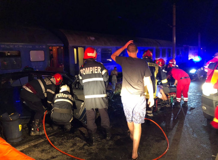 UPDATE: Accident terifiant în Bistrița-Năsăud, mașină lovită de tren, 3 răniți în stare gravă