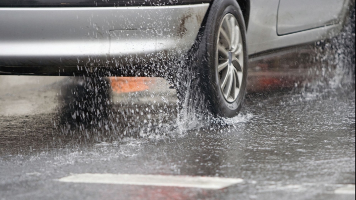 ATENŢIE ŞOFERI! Cum trebuie să conduci în siguranță pe timp de ploaie. Ce făceai greşit până acum