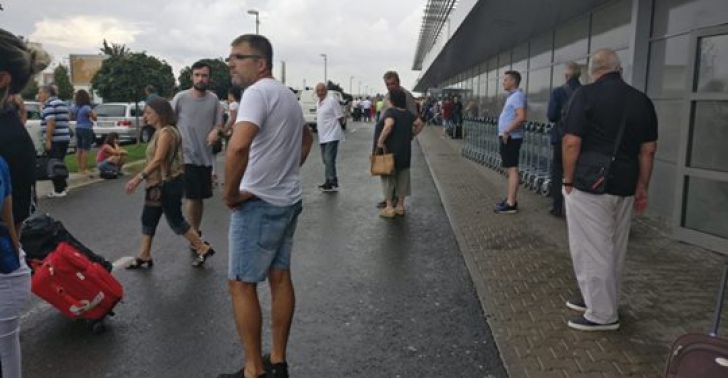 UPDATE: 600 de oameni evacuaţi de pe aeroportul Sibiu din cauza unui spray iritant (VIDEO)