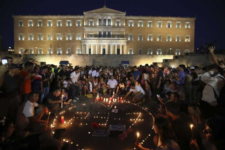 Imagini emoţionante. Incendiu Grecia: Sute de lumânări aprinse în centrul Atenei