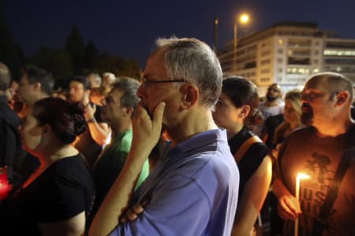 Imagini emoţionante. Incendiu Grecia: Sute de lumânări aprinse în centrul Atenei