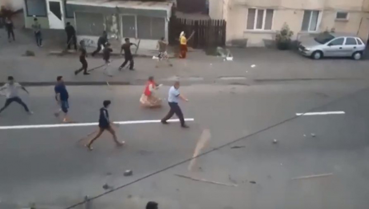 Scene ireale într-un oraș din România: bătaie cu topoare în stradă. 10 oameni reținuți