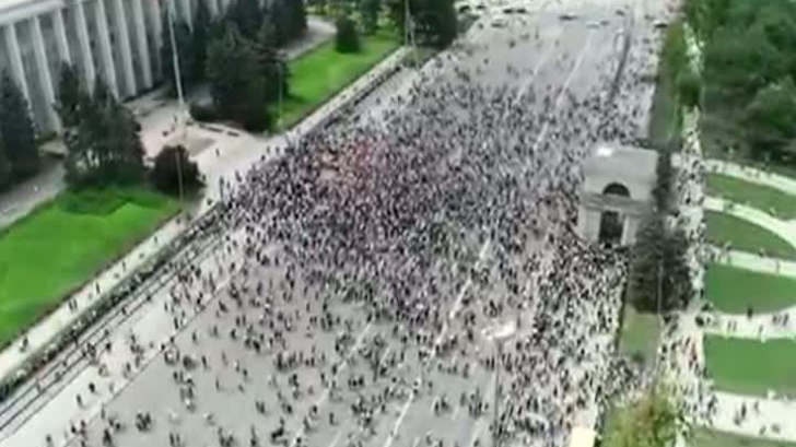 Mii de oameni protestează în Republica Moldova după votul pentru Primăria Chişinăului a fost anulat