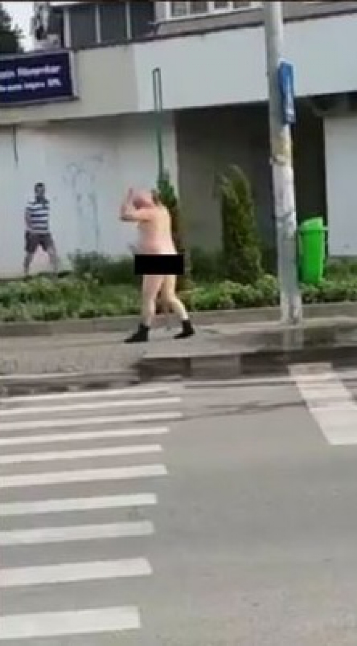 Protest extrem la Bacău, unde nu e apă curentă de o săptămână: un bărbat a ieşit gol pe stradă