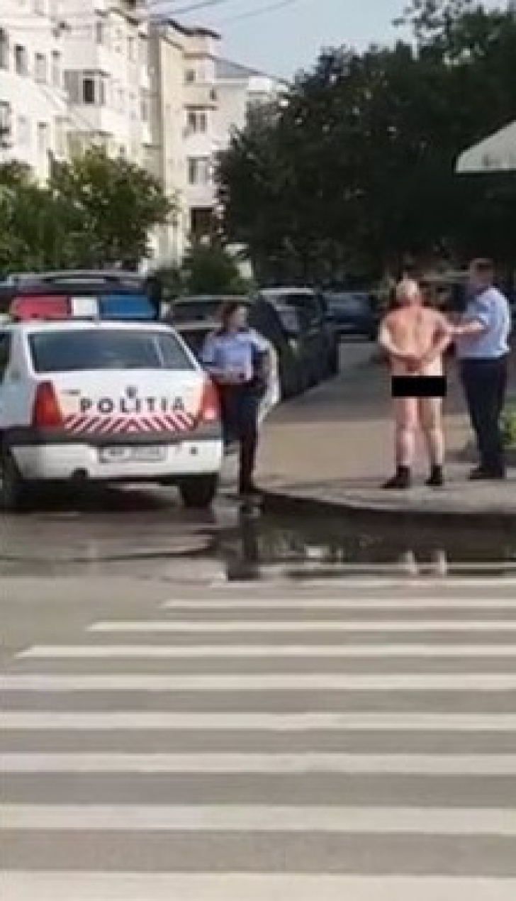 Protest extrem la Bacău, unde nu e apă curentă de o săptămână: un bărbat a ieşit gol pe stradă
