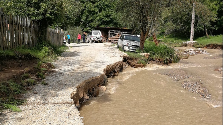 Inundațiile au rupt două drumuri din Hunedoara. Care sunt zonele afectate