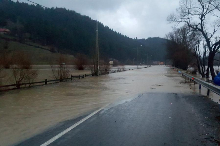 Drumuri naţionale închise din cauza inundaţiilor 