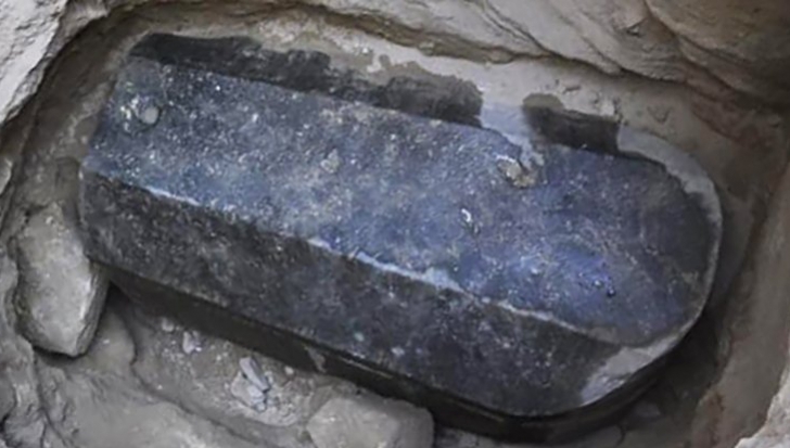 Un sarcofag negru masiv a fost descoperit în Egipt și nimeni nu știe ce sau cine e înăuntru