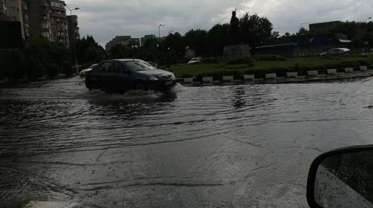 Oraş sub ape: mai multe străzi din Giurgiu inundate
