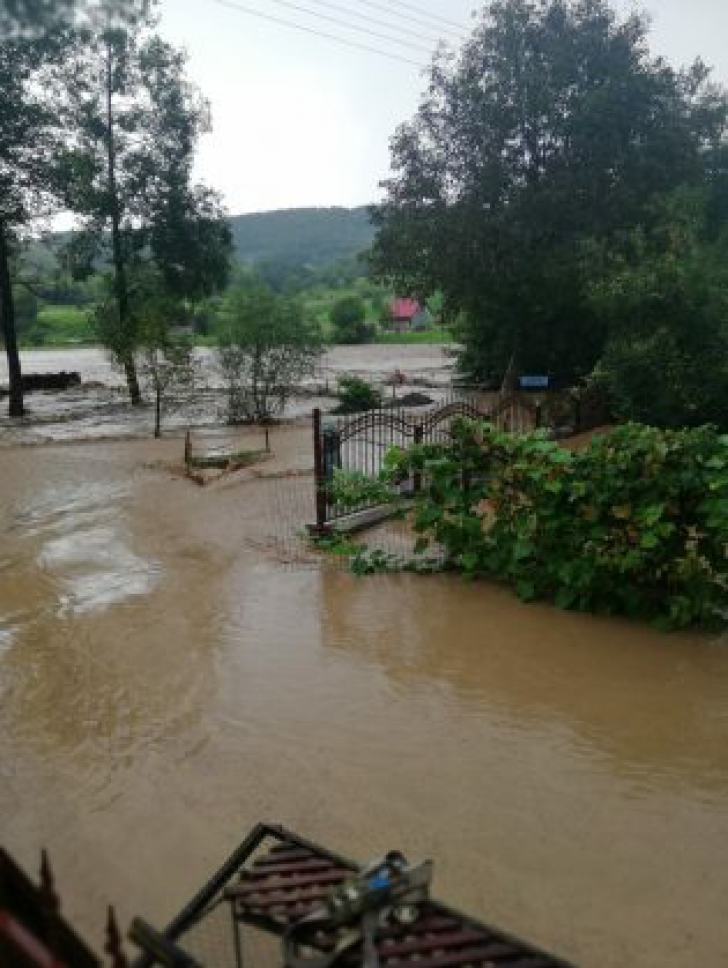 Inundaţiile provoacă tragedii. O femeie din Hunedoara a murit după ce a fost luată de viitură