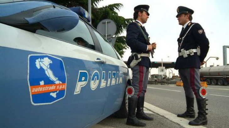 Un șofer român fără permis a încercat să dea bani unui polițist din Italia. A avut un șoc