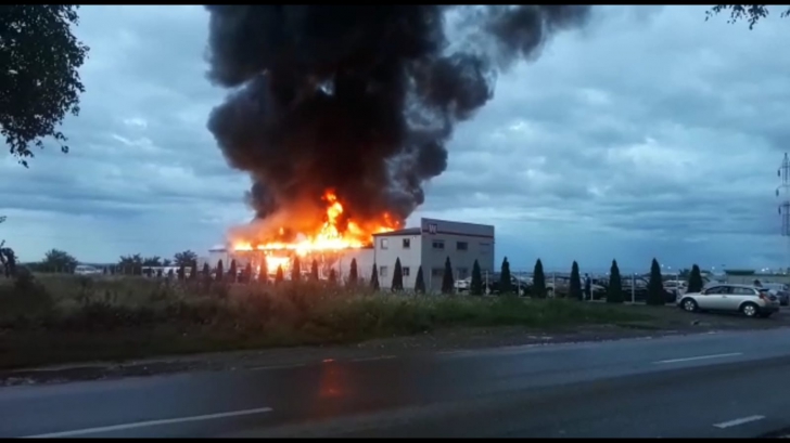 Incendiu violent la un service din Prahova (VIDEO)