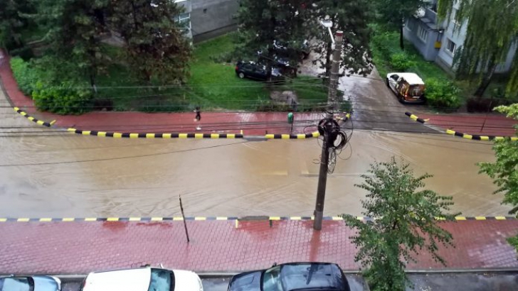 Un cartier din Suceava, inundat în urma ploilor abundente (VIDEO) 