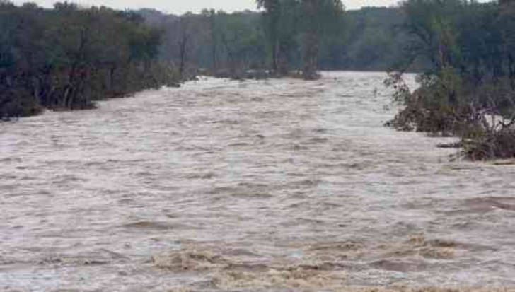 Cod galben de inundaţii pe râuri din 13 judeţe, până sâmbătă 