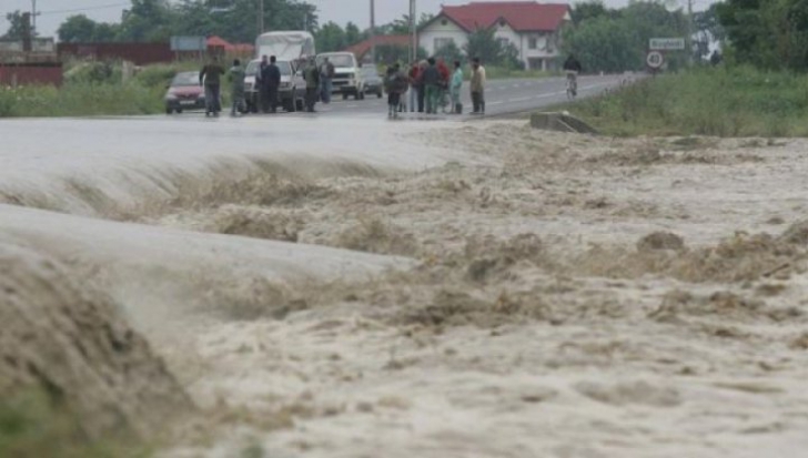 Inundaţii devastatoare în ţară: localități sub ape, zeci de oameni evacuați, drumuri blocate