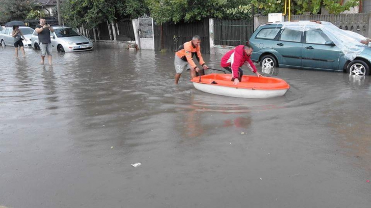 Inundaţii la Craiova, pe străzile din Bănie s-a circulat cu barca (VIDEO) 