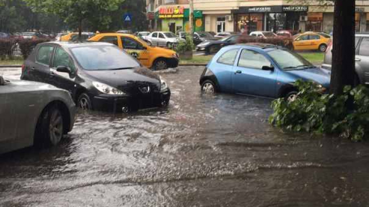 Potop în Capitală: Pompierii intervin în mai multe zone pentru îndepărtarea apei acumulate