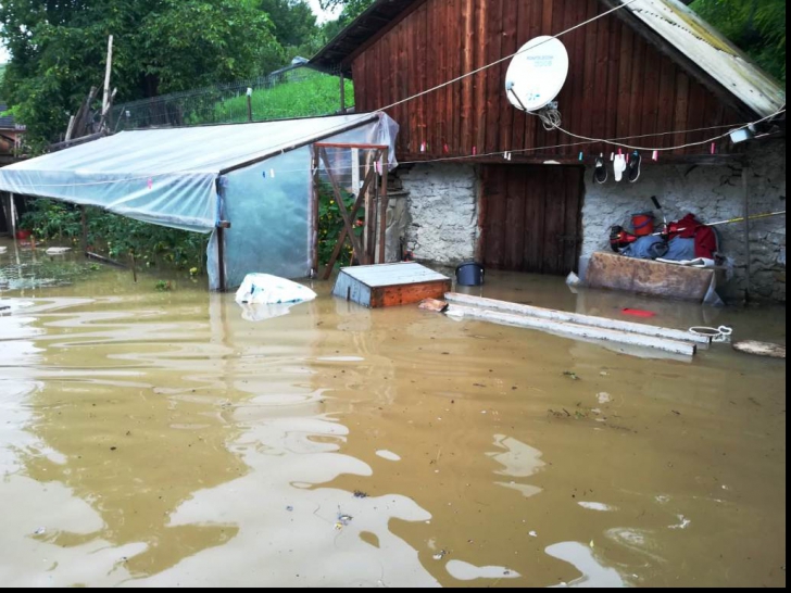 11 localități și peste 100 de gospodării, afectate de inundații în Neamț