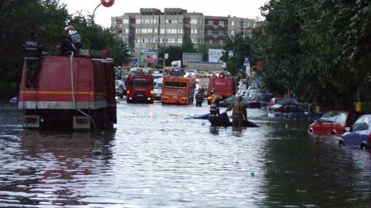 Din nou dezastru în România! Zece judeţe sunt afectate de ploile abundente. Pompierii intervin