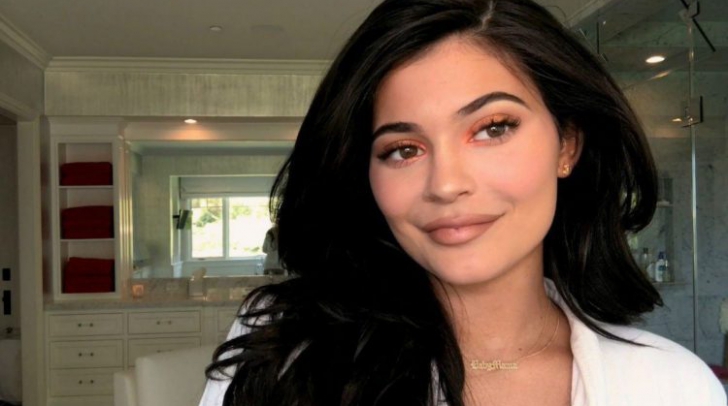 Dezastru! O femeie a încercat tutorialul de machiaj al lui Kylie Jenner. Ce a ieşit e groaznic