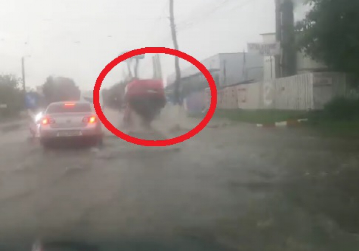 Incident şocant, pe o şosea din România: maşină aruncată în aer 2 metri, din senin!