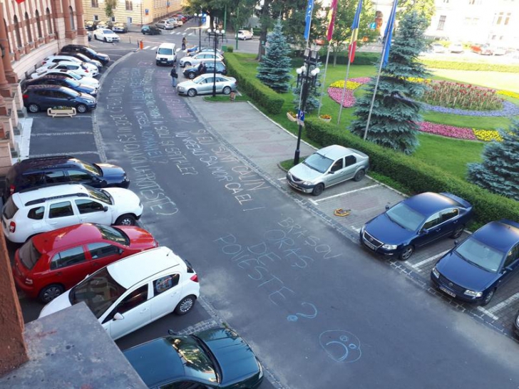 Mesaje terifiante pe asfalt, după moartea tânărului Fărcaş:"Și eu sunt Călin, nu vreau să mor ca el"