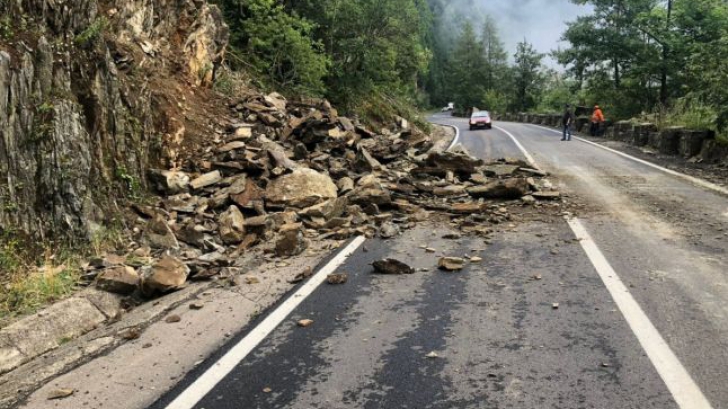 Trafic blocat pe Transfăgărăşan, din cauza alunecărilor de pe versanți
