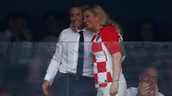 POZA SERII! Emmanuel Macron şi Kolinda Kitarovic s-au îmbrăţişat la finalul Cupei Mondiale 
