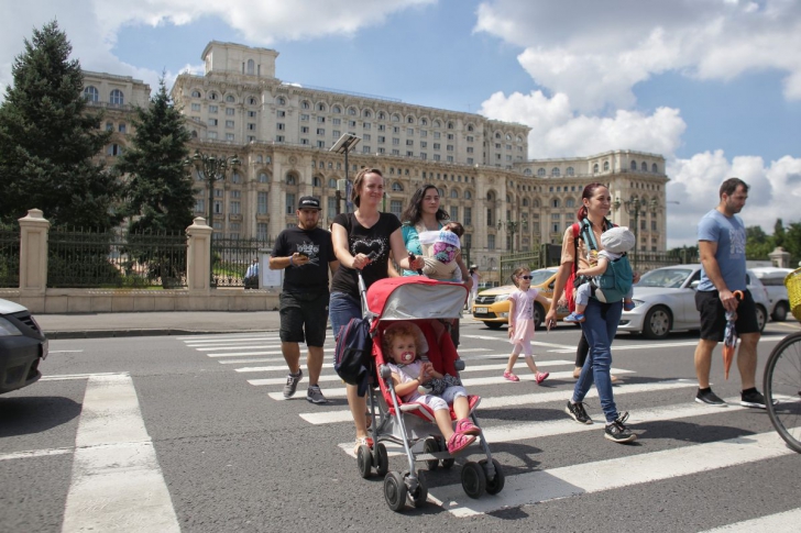 Părinţii spun STOP PENALILOR! Protest pe trecerea de pietoni din fața Palatului Parlamentului - FOTO: Inquam Photos / Octav Ganea