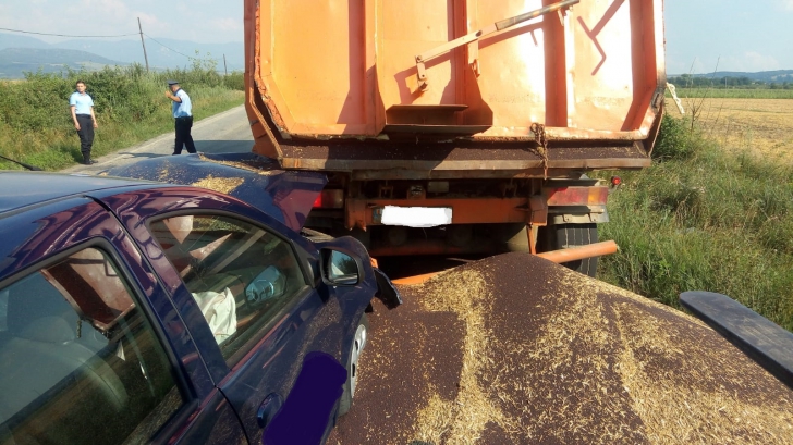 Imagini inedite: un camion cu rapiță a pierdut recolta pe carosabil în urma unei coliziuni 