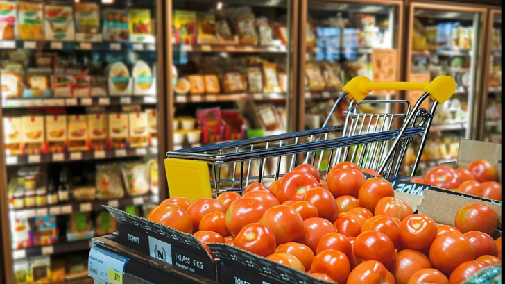 De ce se stopesc cu apă legumele și fructele în supermarket
