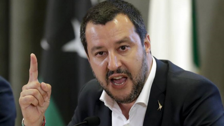 Salvini "loveşte" din nou în migranţi 