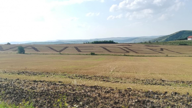 Mesajele anti-PSD trasate cu tractorul pe mirişte se extind: #Vă vedem / Foto: Facebook