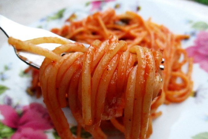 Reţeta zilei: spaghete cu sos de roşii. Se prepară rapid