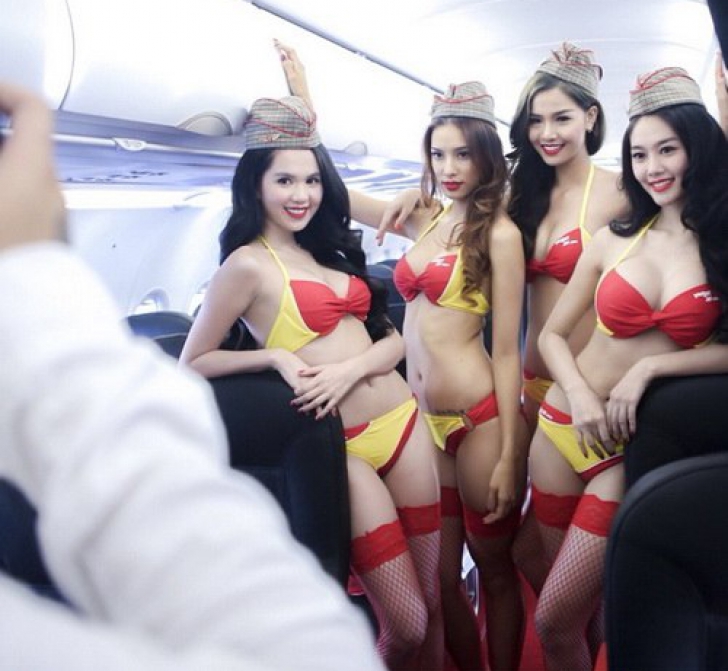 Visul bărbaţilor care călătoresc cu avionul, acum real: stewardese în bikini