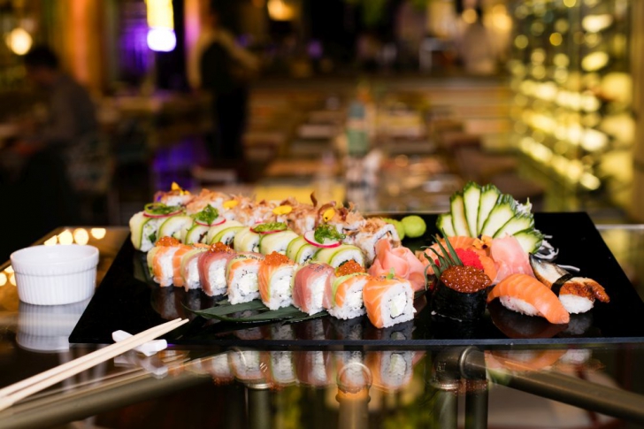 Incepe weekendul cu o seară de sushi alaturi de prieteni!