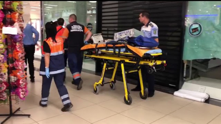 Tânără rănită după ce o bucată de tavan s-a prăbușit într-un mall