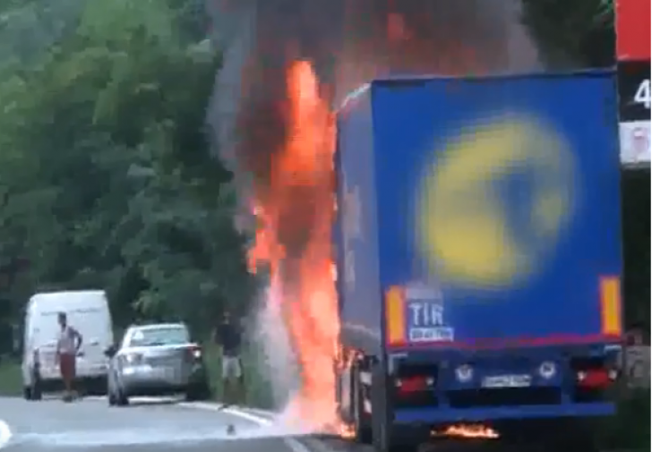 Clipe de panică în trafic, TIR în flăcări în localitatea Mogoșoaia (VIDEO)