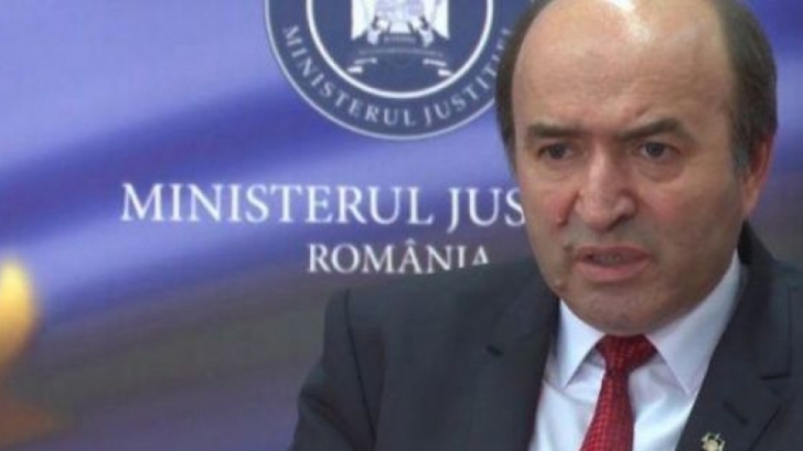 Ministrul Justiției, întâmpinat cu celebra scandare anti-PSD când dădea declarații în direct