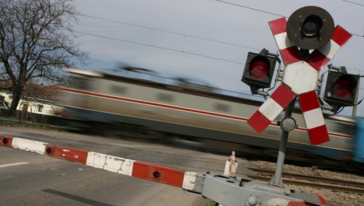 Accident feroviar la intrarea în gară: un tren cu călători a spulberat un TIR bulgăresc