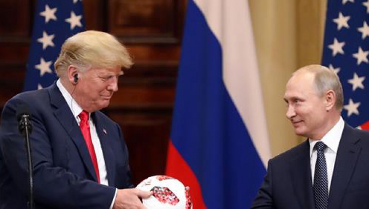 Putin i-a făcut cadou lui Trump o minge de fotbal "spion"