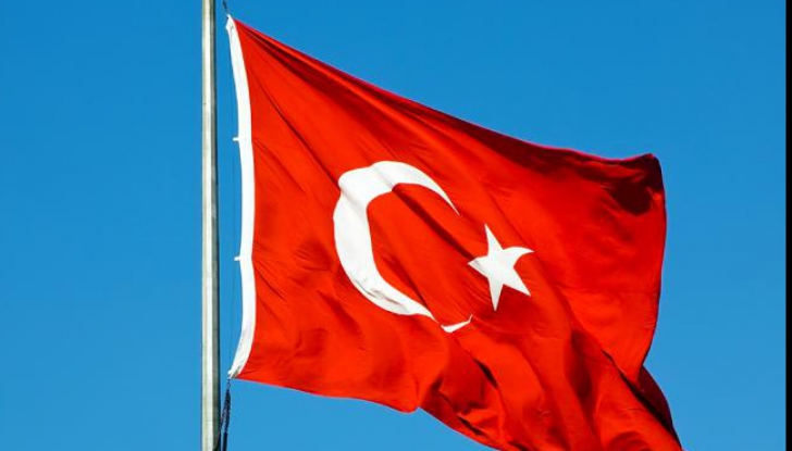 Partidul preşedintelui Erdogan legiferează combaterea terorismului după încetarea stării de urgenţă 