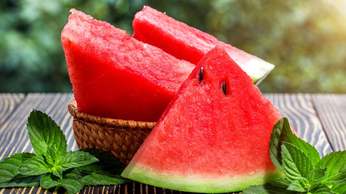 Pepenele Roșu: Proprietăți și Beneficii – De ce să consumi fructul-vedetă al verii