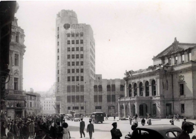 Imagine de arhiva: Calea Victoriei, Palatul Telefoanelor si Teatrul National, dupa bombardamentele din august 1944