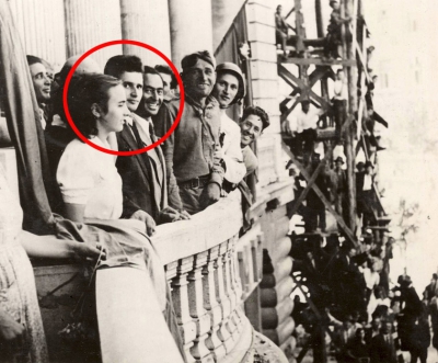 Imagine istorica: Nicolae Ceausescu si Elena Ceausescu, pe atunci Elena Petrescu, in 30 august 1944, in Piata Universitatii din Bucuresti