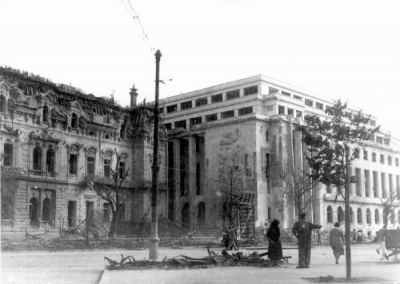 Imagine de arhiva: Palatul Sturdza devastat de bombardamente, inainte de a fi demolat, in 1944. Era construit fix langa actualul Palat Victoria
